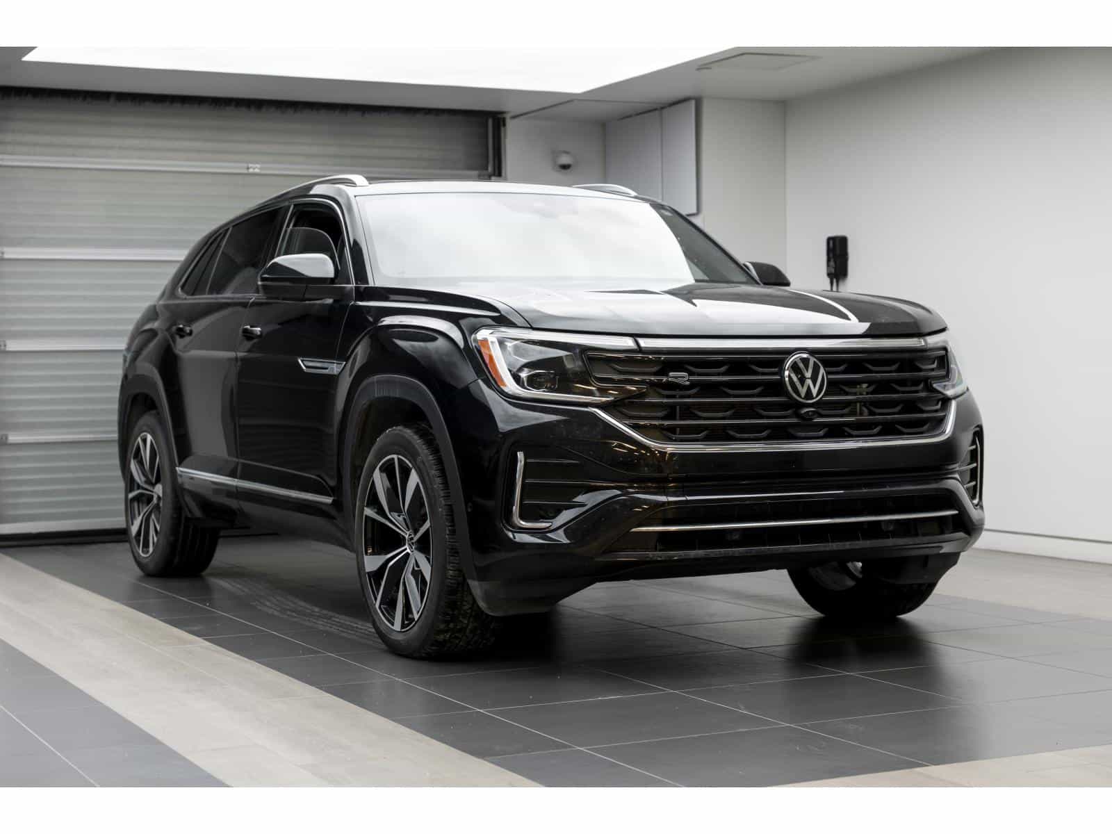 2024 Volkswagen Atlas Cross Sport Execline - Image 1