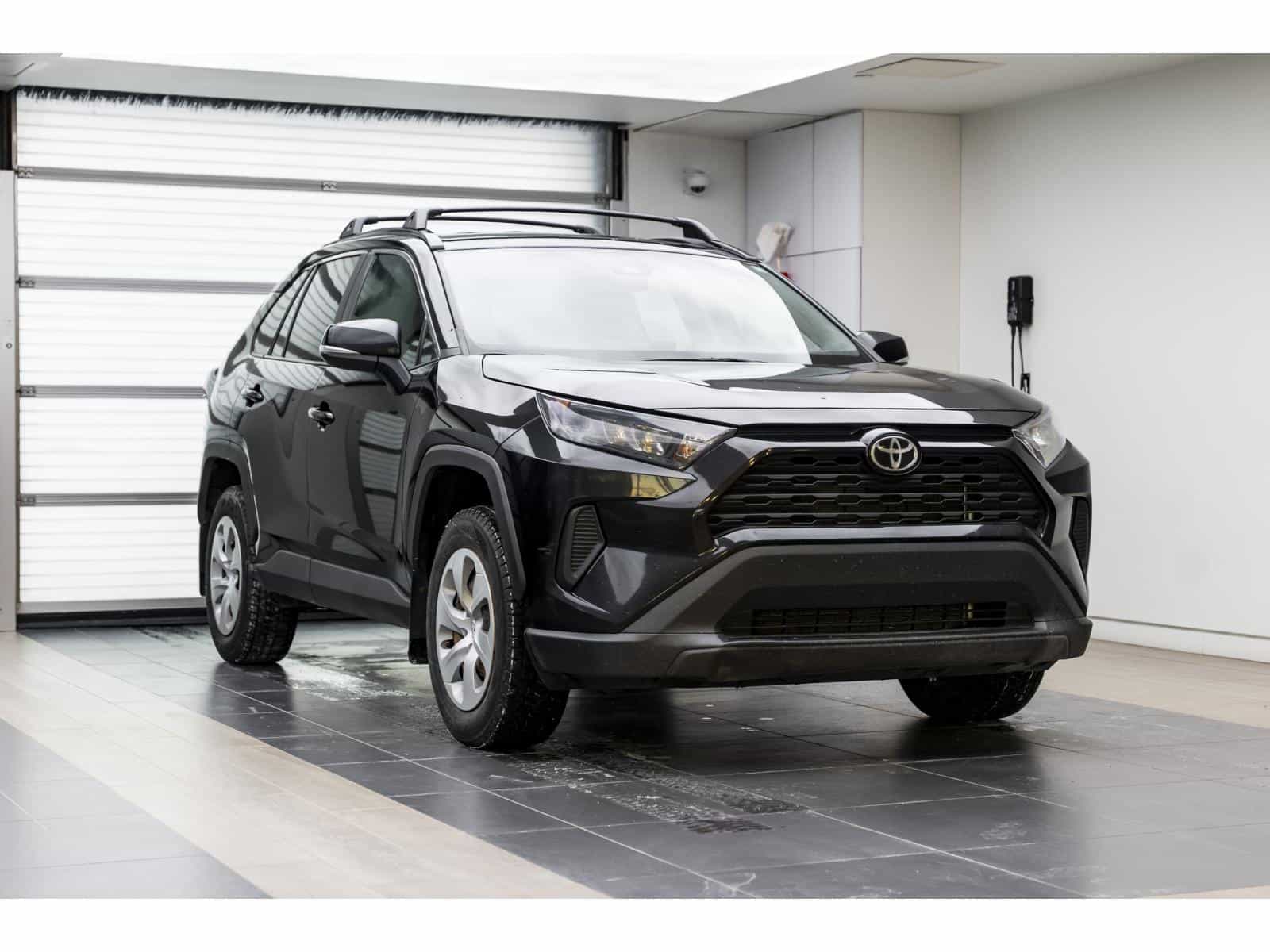 Image 1 Toyota RAV4 LE LE 2021