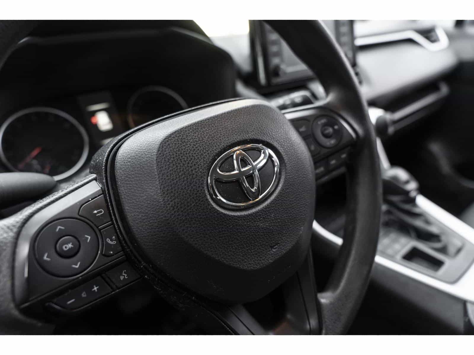 Image 17 Toyota RAV4 LE LE 2021