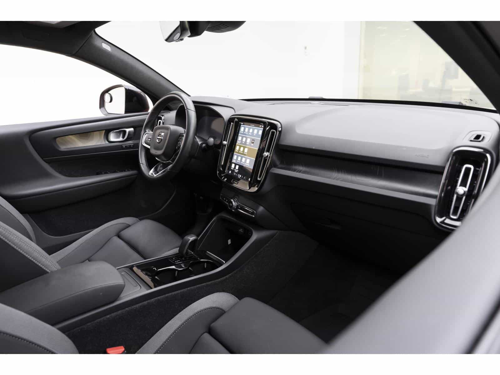 2024 Volvo C40 Recharge TWIN Plus - Image 12