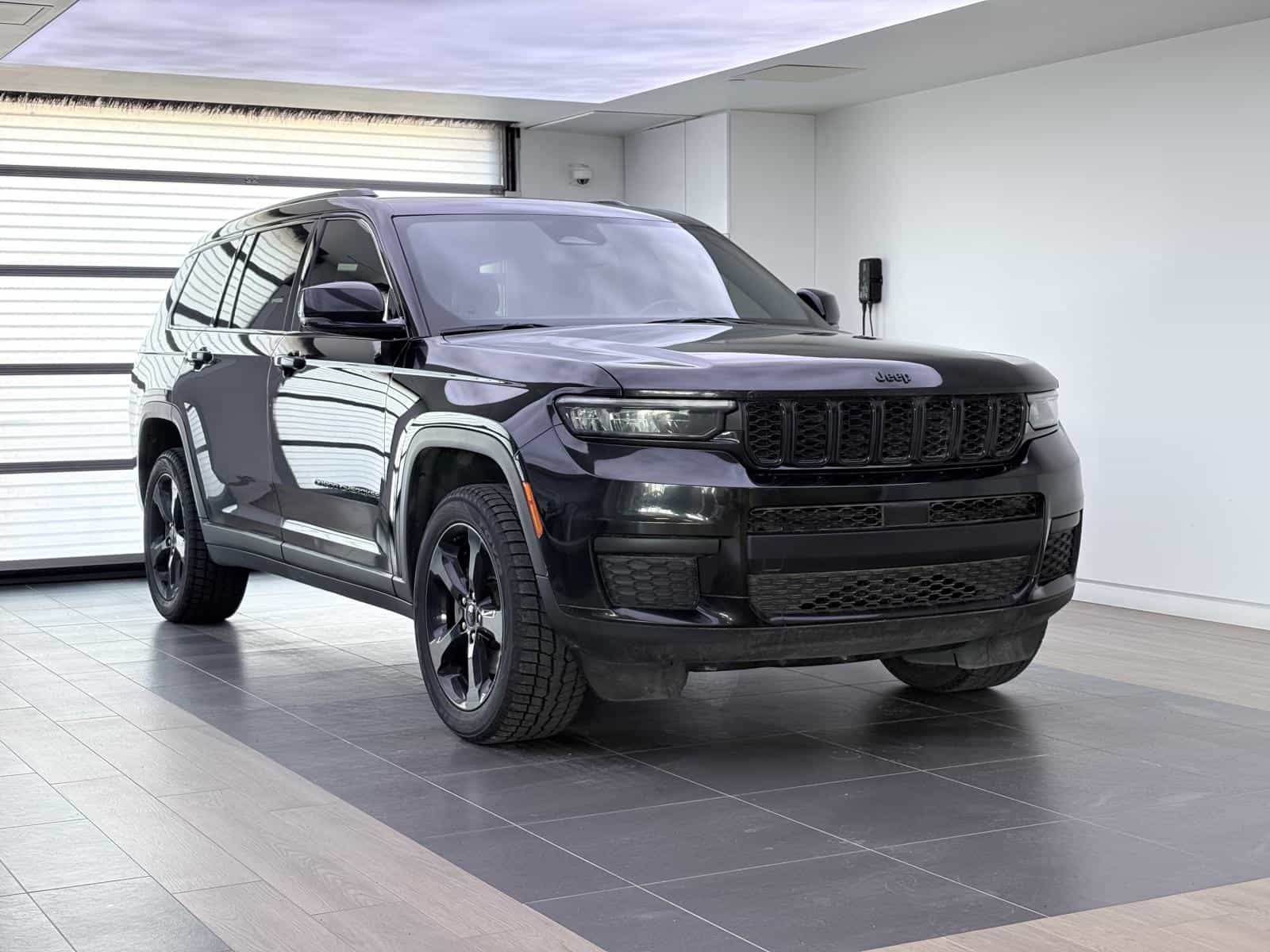 2022 Jeep Grand Altitude - Image 1