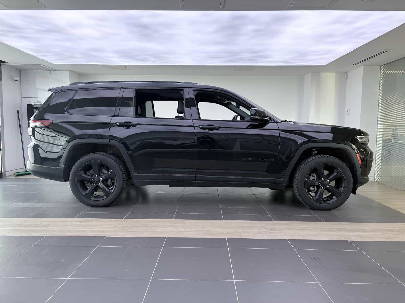 2022 Jeep Grand Altitude - Image 5