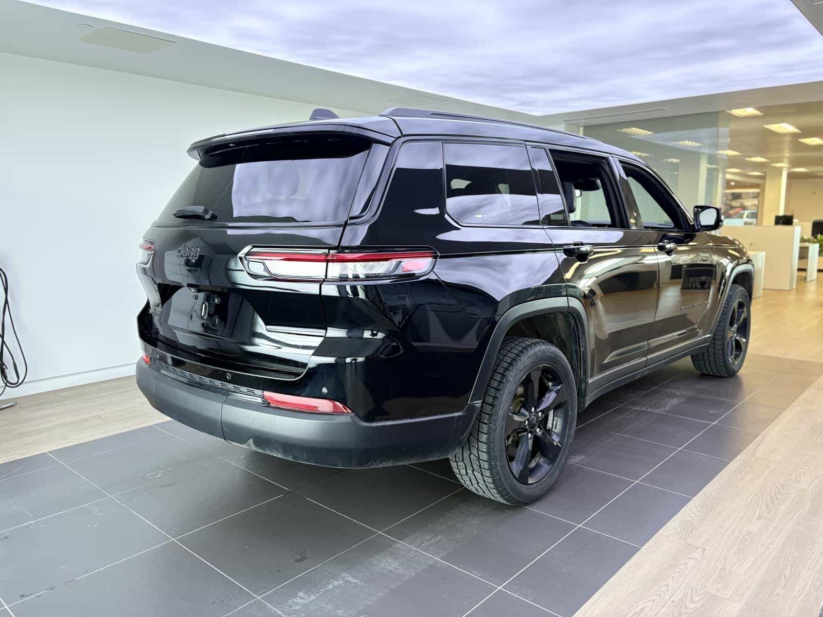 2022 Jeep Grand Altitude - Image 9