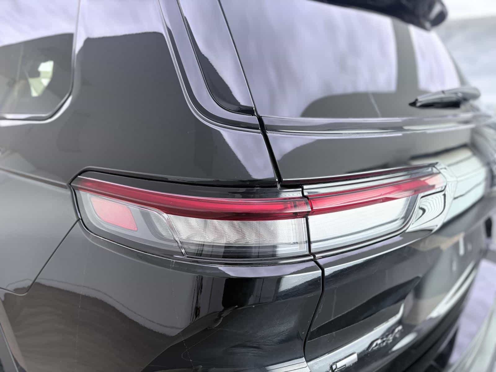 2022 Jeep Grand Altitude - Image 11