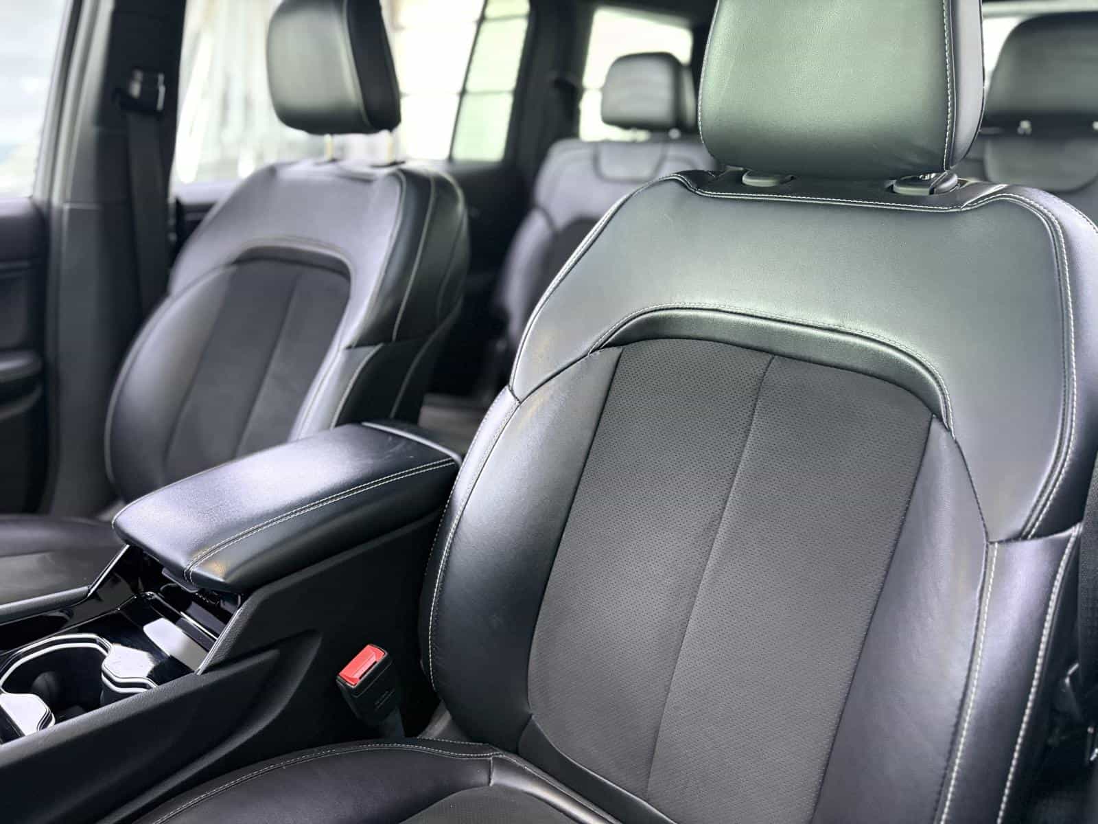 2022 Jeep Grand Altitude - Image 13