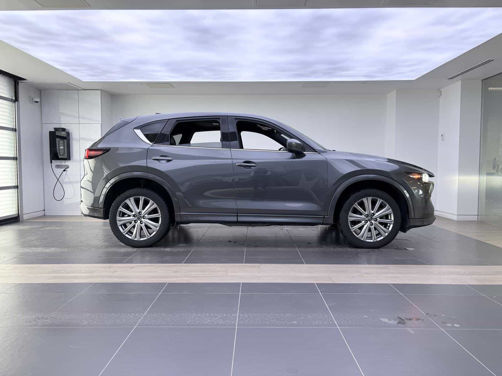 2022 Mazda CX-5 Signature - Image 5