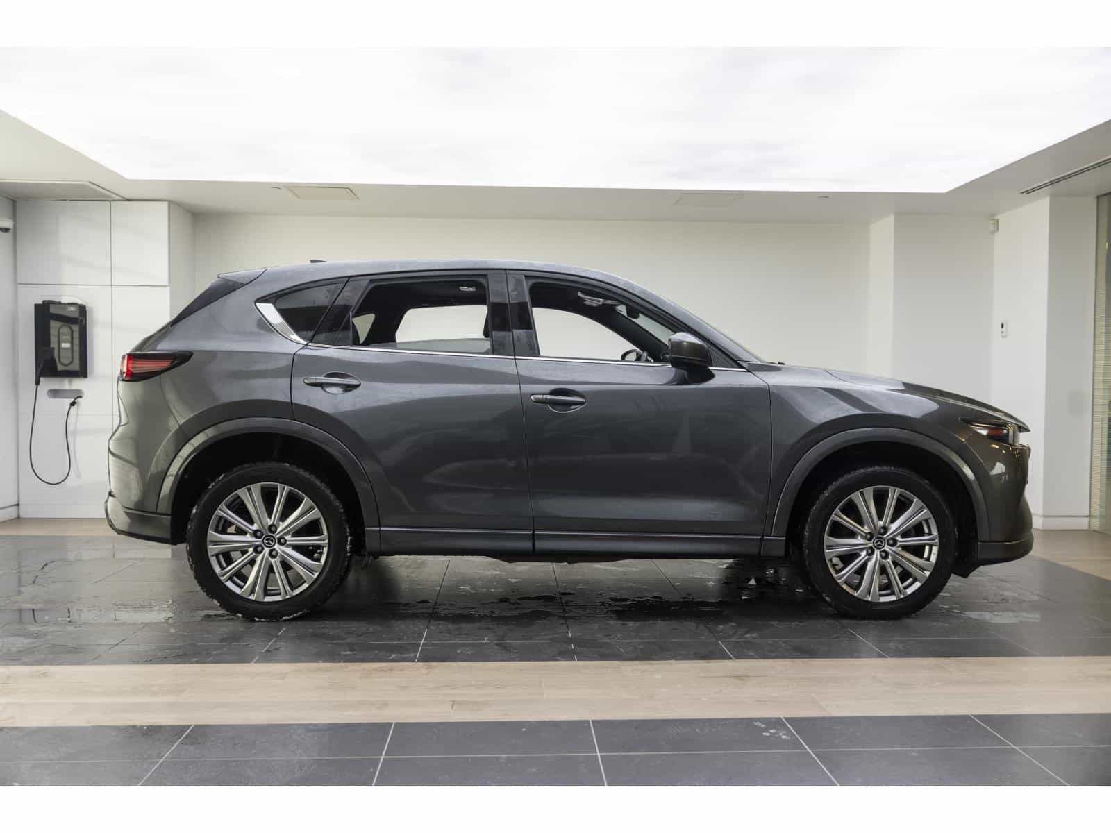 2022 Mazda CX-5 Signature - Image 7