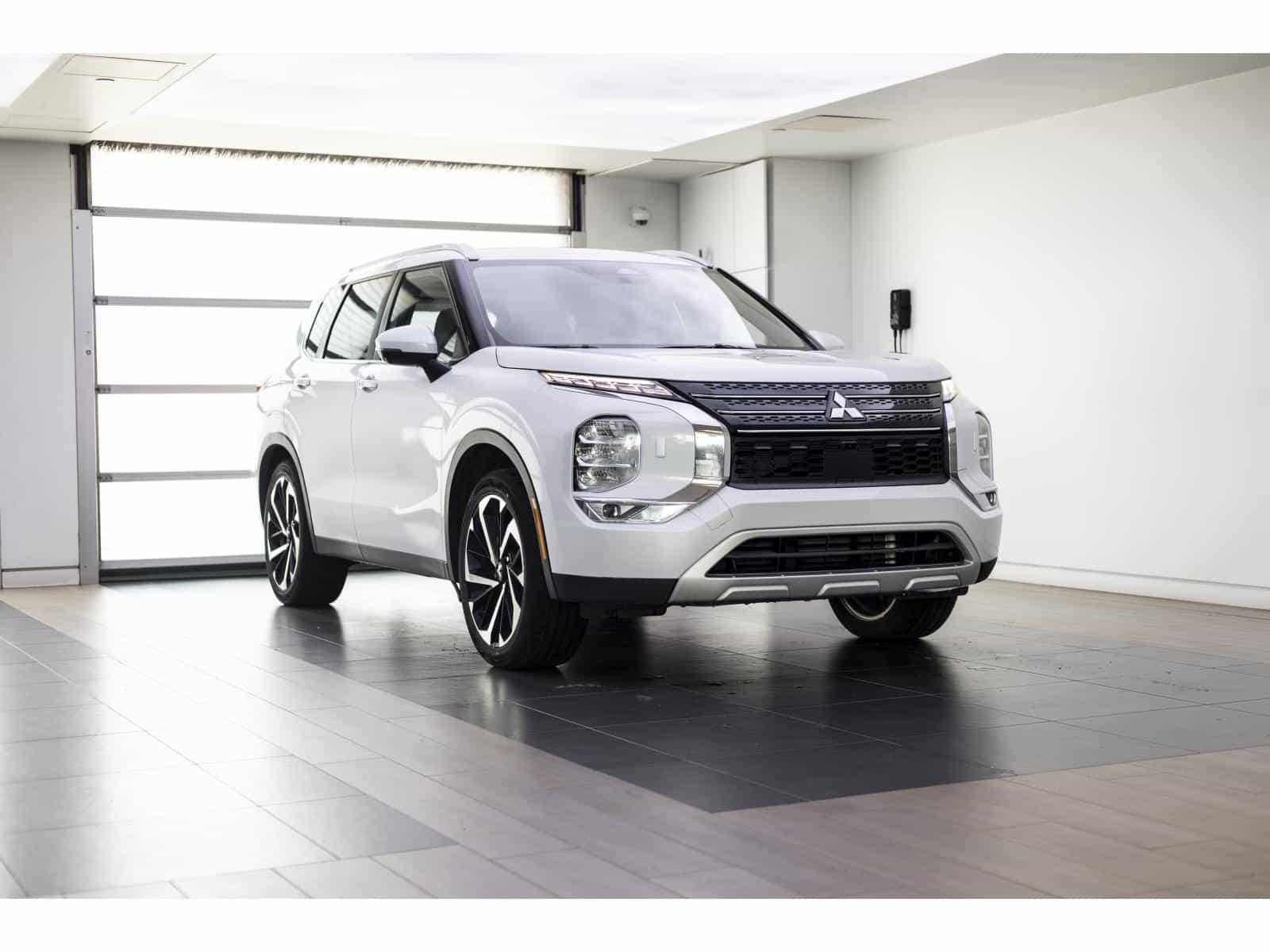 2023 Mitsubishi Outlander SE - Image 1