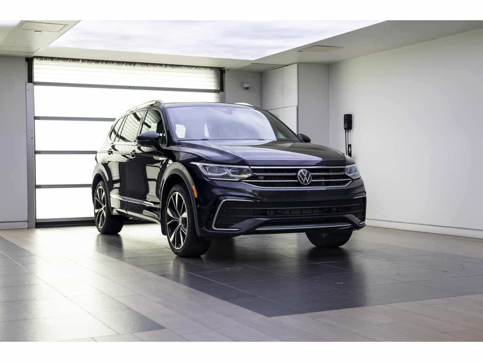 2022 Volkswagen Tiguan Highline R-Line - Image 1