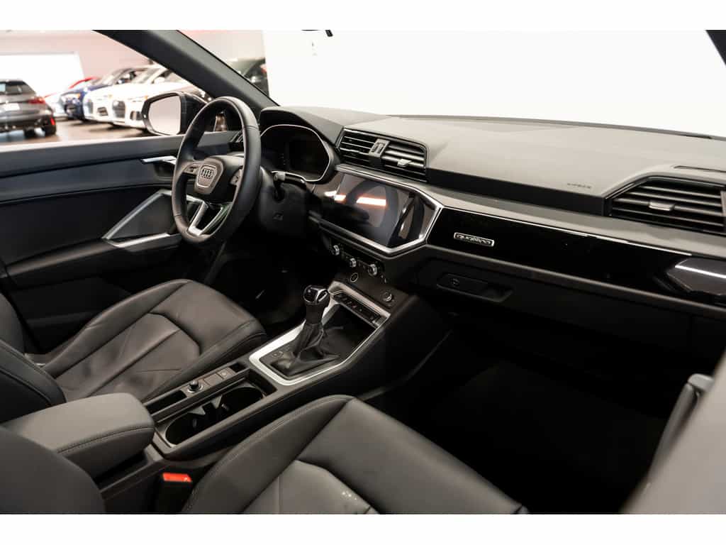 2025 Audi Q3 45 Komfort Vorsprung Toit Panoramique - Image 6