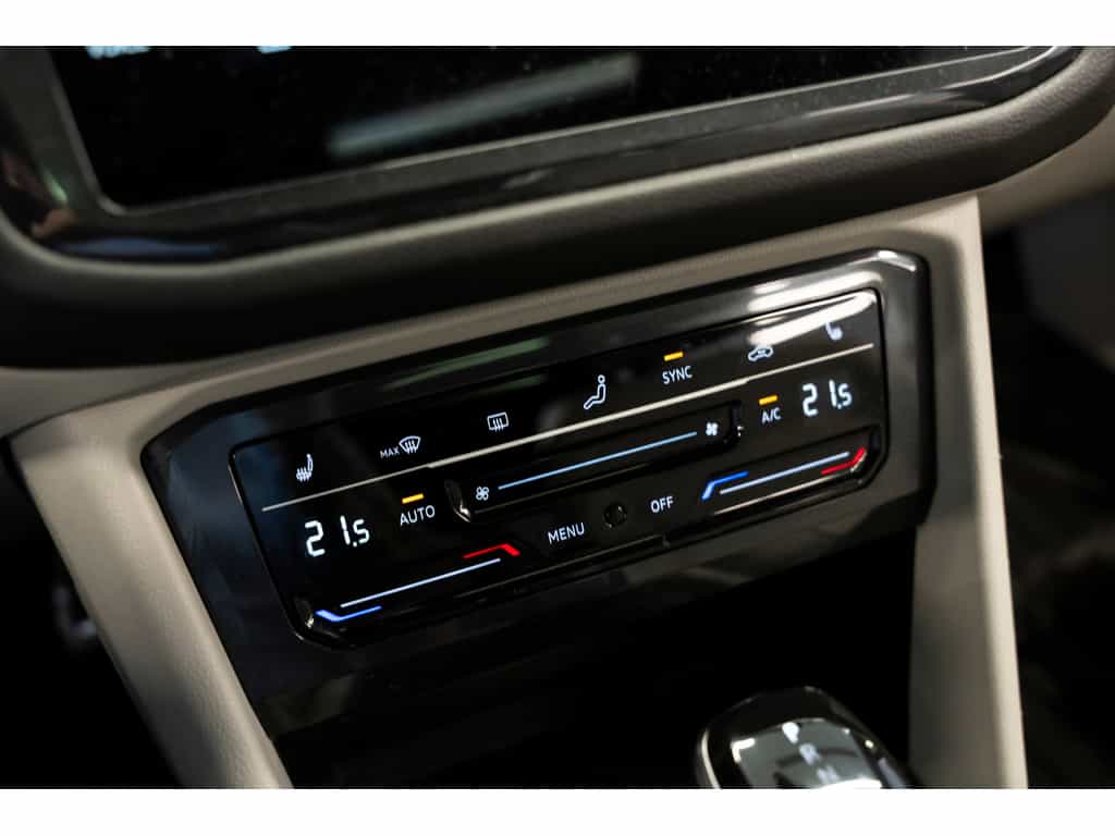 2023 Volkswagen Tiguan Highline R-Line - Image 18