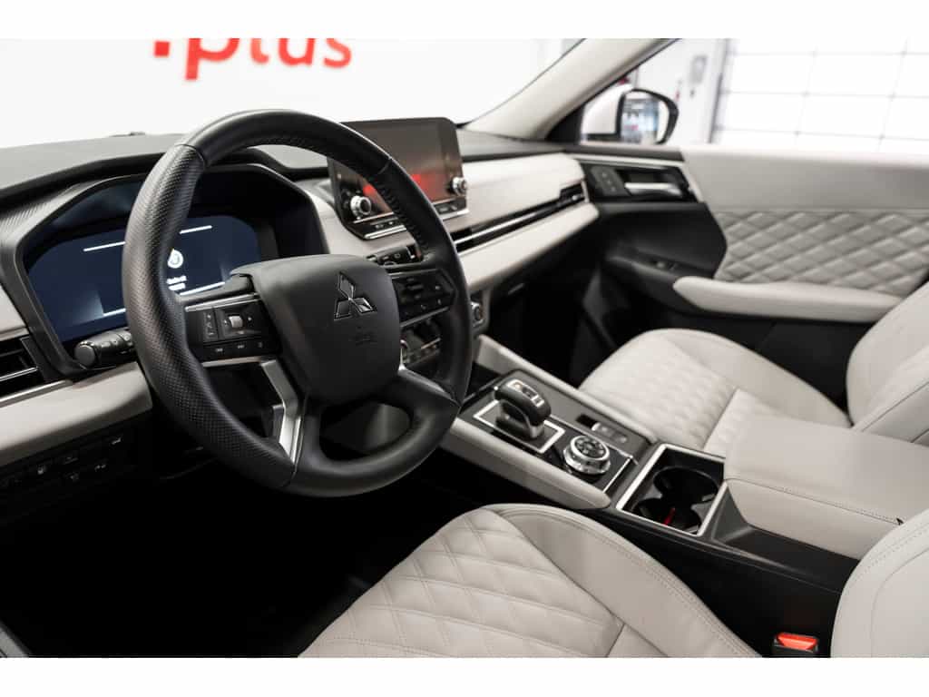 2024 Mitsubishi Outlander PHEV - Image 5