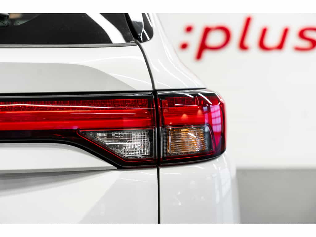 2024 Mitsubishi Outlander PHEV - Image 11