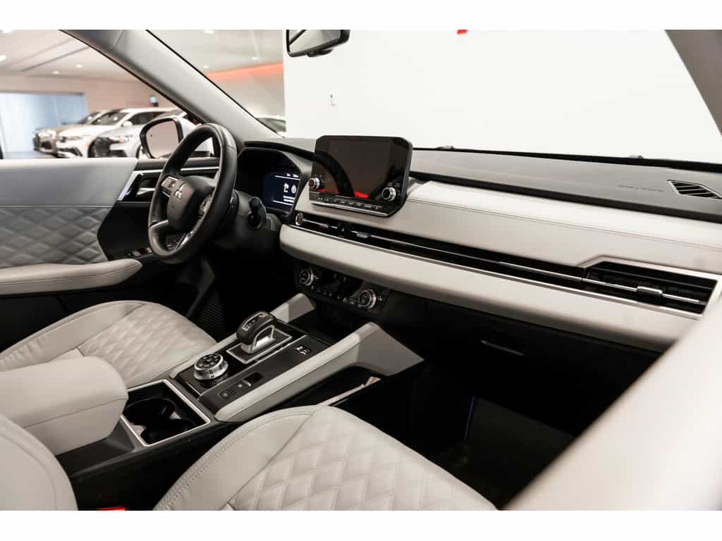 2024 Mitsubishi Outlander PHEV - Image 14