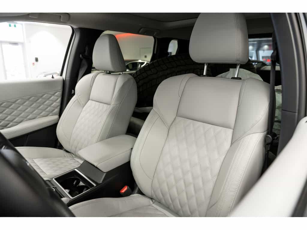 2024 Mitsubishi Outlander PHEV - Image 16