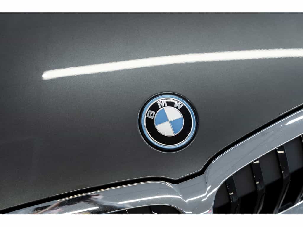 2022 BMW 3 Series 330e - Image 10