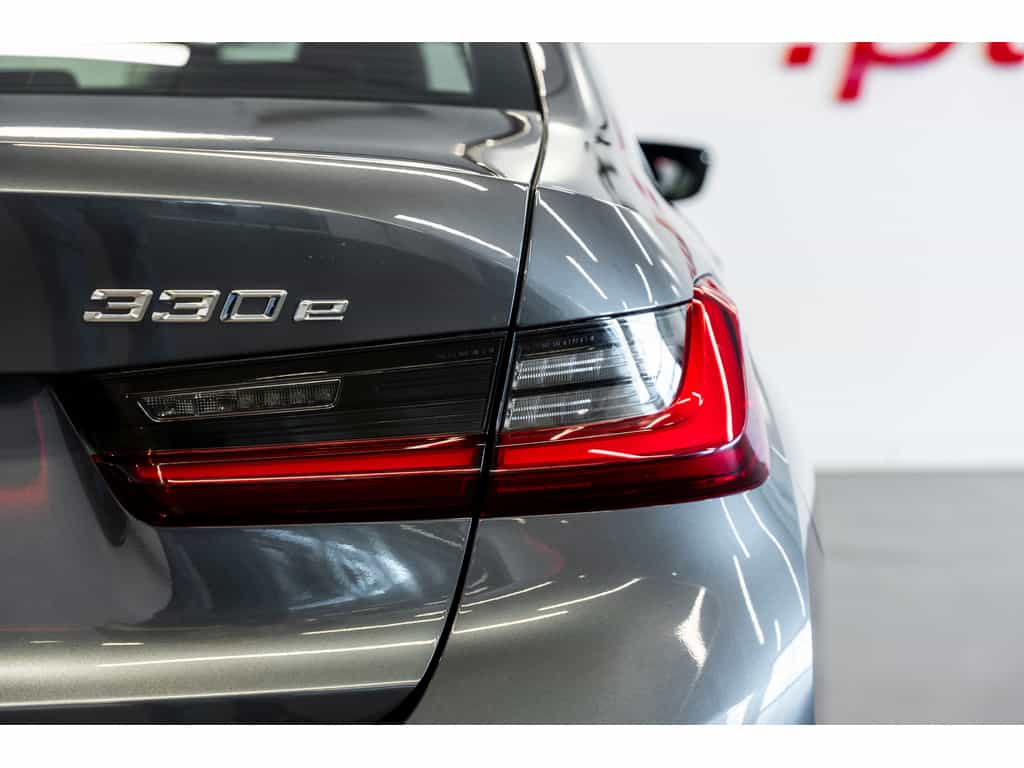 2022 BMW 3 Series 330e - Image 22