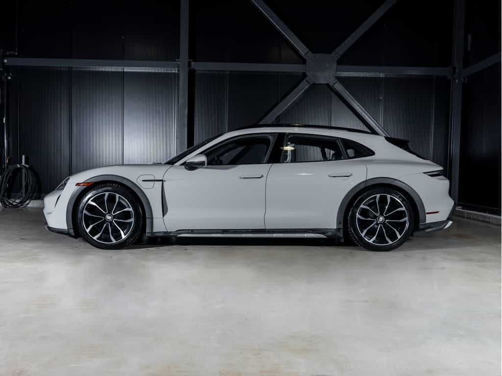 2022 Porsche Taycan 2022 Taycan 4S Cross Turismo - Image 2