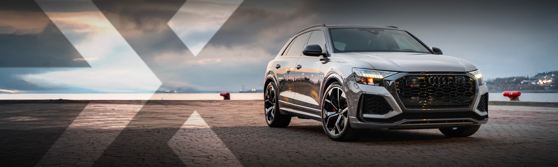 nexauto : Pre-owned black Audi SQ5 parked in the driveway of a log cabin.