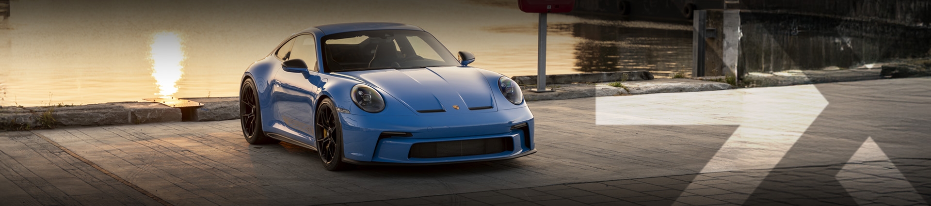 nexauto : Porsche 911 GT3 Touring d'occasion bleu devant le Fleuve Saint-Laurent.