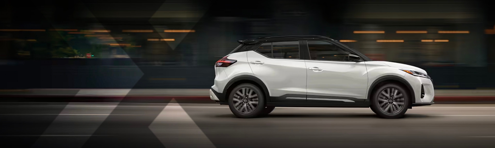 nexauto : Nissan Kicks blanc vu de côté roulant en ville.