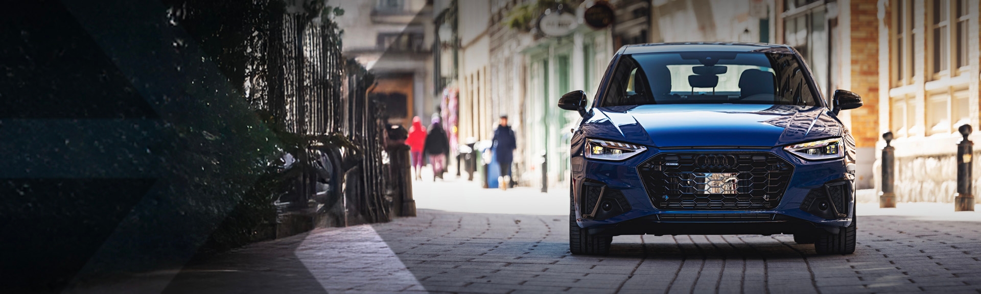 nexauto : Audi A4 d'occasion bleue vue de côté dans les rues de Québec.