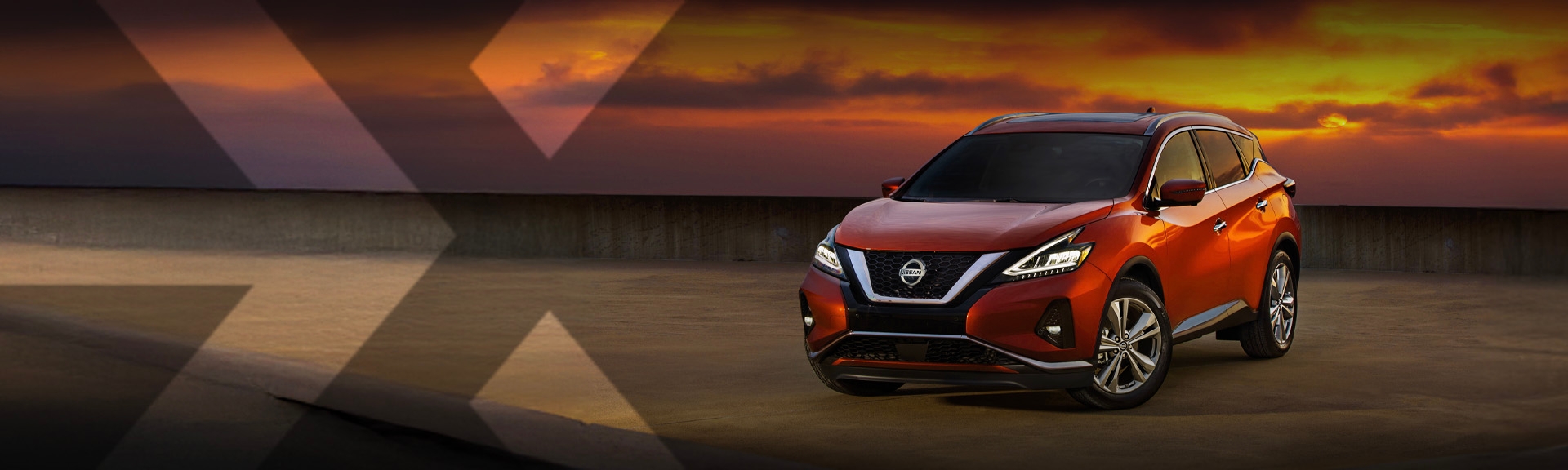 nexauto : Nissan Murano 2020 rouge devant un ciel coloré de coucher de soleil.