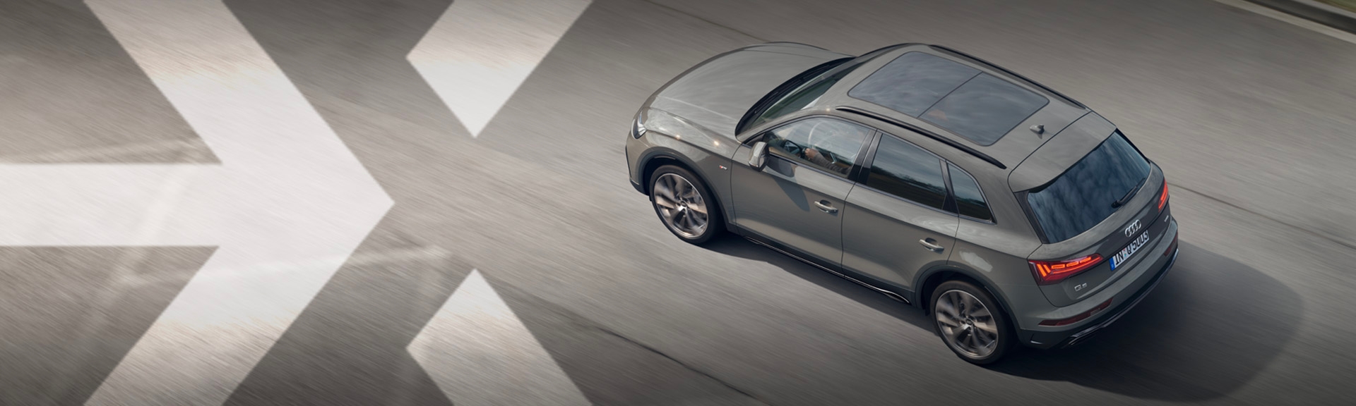 nexauto : Audi Q5 gris d'occasion roulant sur la route.