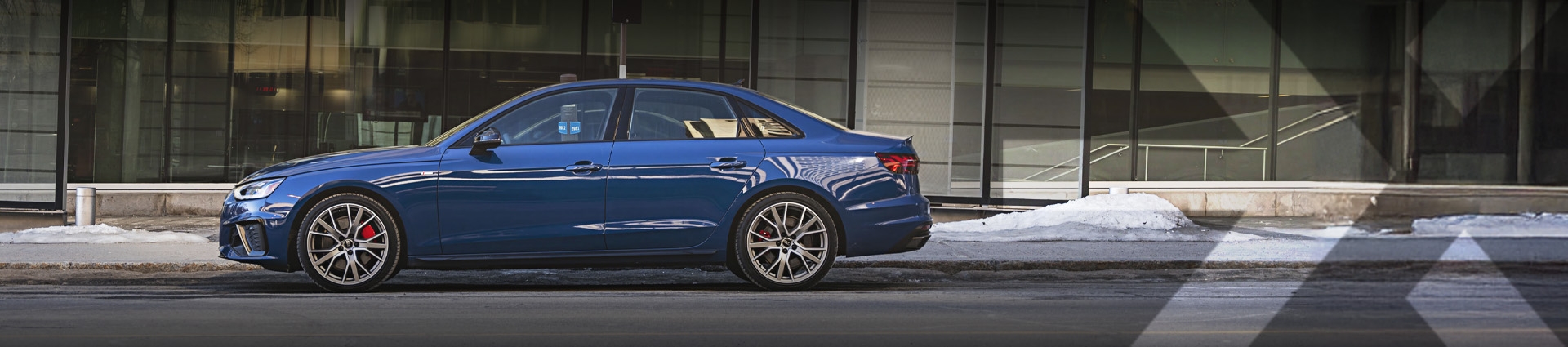 nexauto : Audi A4 d'occasion bleue vue de côté dans les rues de Québec.